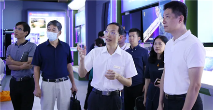 厦门火炬高新区党工委副书记、管委会主任庄荣良一行莅临澳门新葡萄新京威尼斯987调研指导 